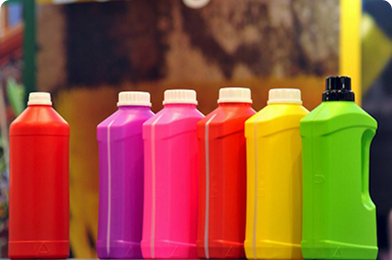¿Cómo se le da color a un envase plástico?